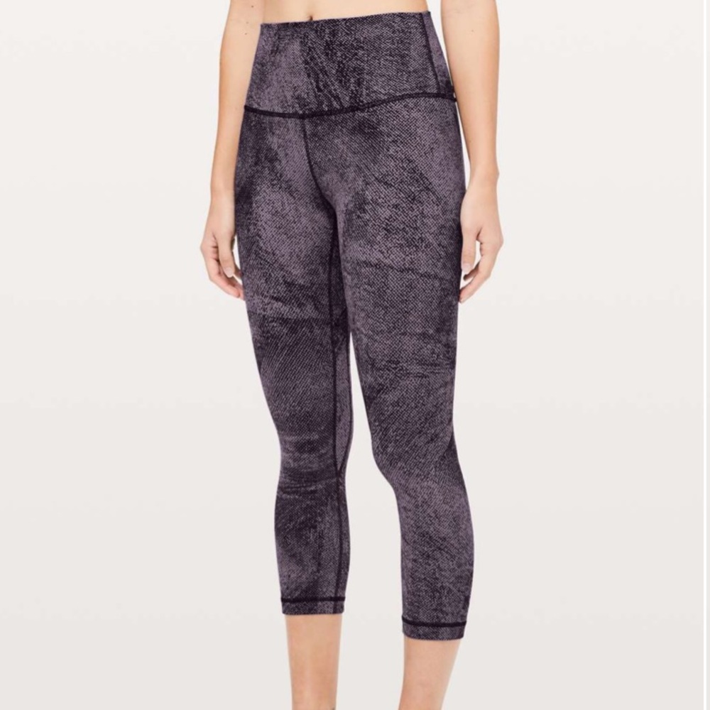 Lululemon Align Crop *21"
Pixel Print Purple Quartz Black